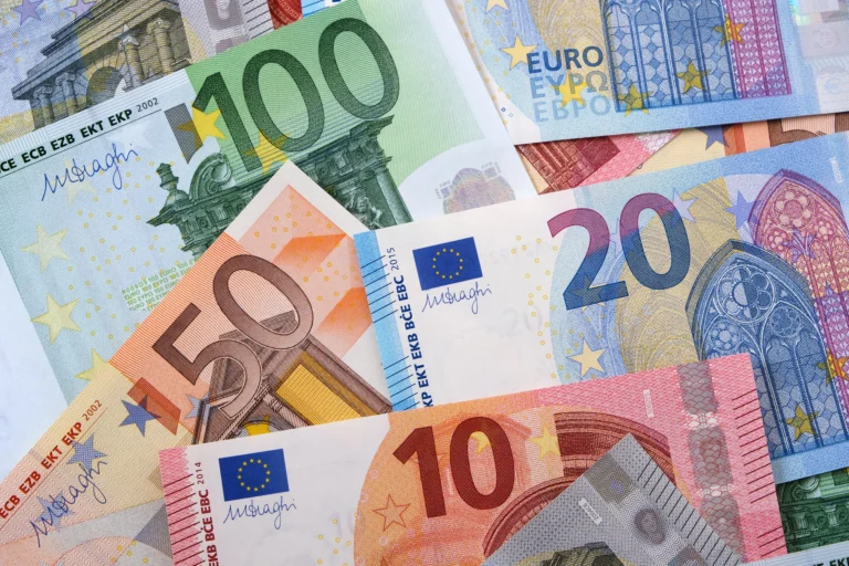 Best Live Currency Exchange Rates Today (USD, EUR, GBP, XAUUSD) – Convert & Forecast 2025